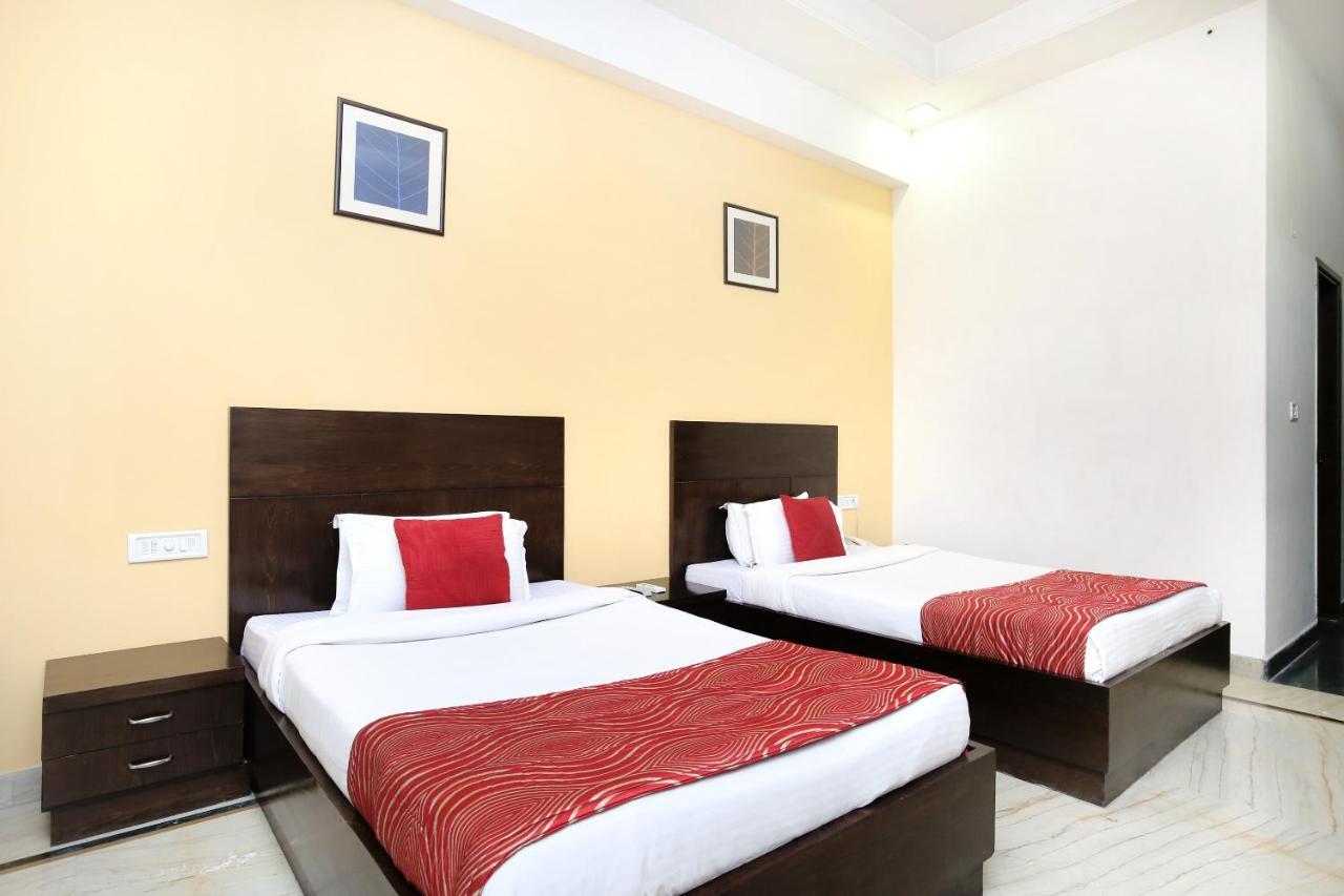 Capital O 15395 Hotel 42 أمريتسار المظهر الخارجي الصورة