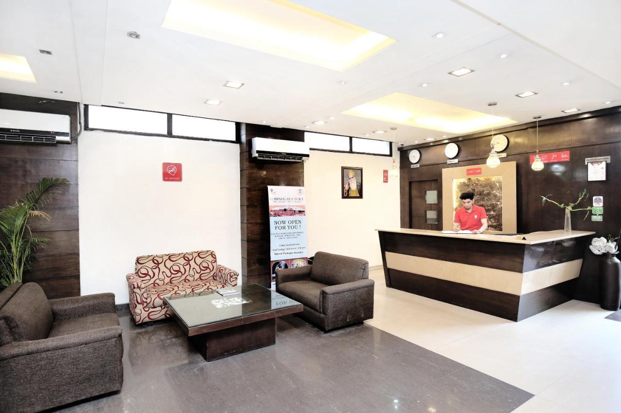 Capital O 15395 Hotel 42 أمريتسار المظهر الخارجي الصورة