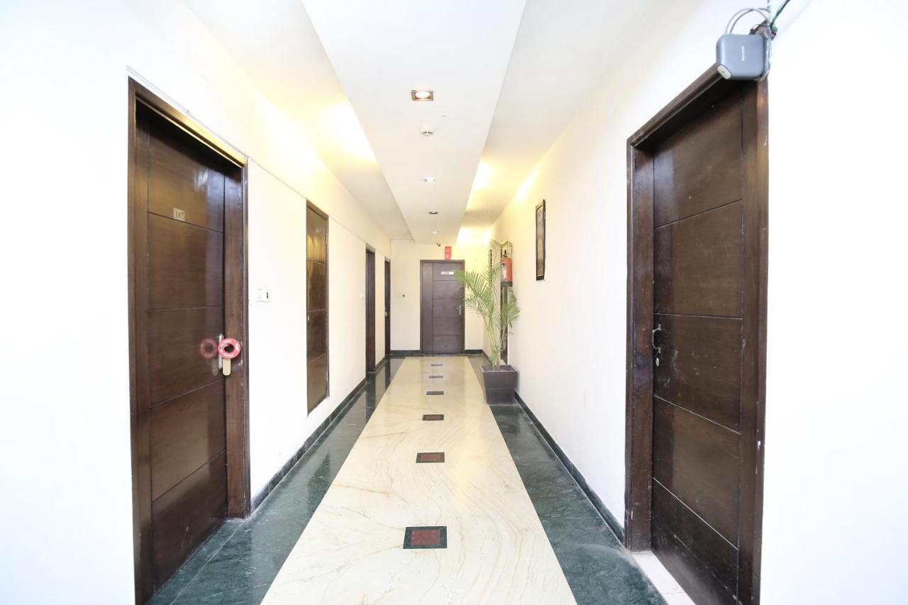 Capital O 15395 Hotel 42 أمريتسار المظهر الخارجي الصورة