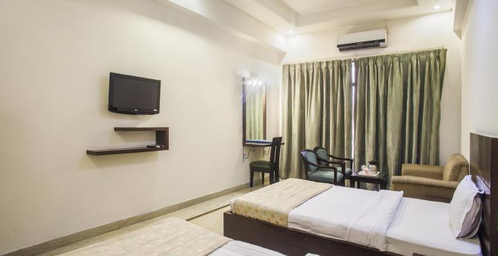 Capital O 15395 Hotel 42 أمريتسار المظهر الخارجي الصورة