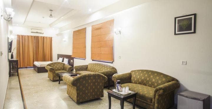 Capital O 15395 Hotel 42 أمريتسار المظهر الخارجي الصورة