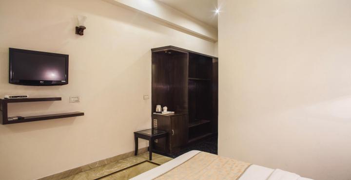 Capital O 15395 Hotel 42 أمريتسار المظهر الخارجي الصورة