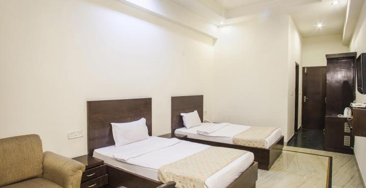 Capital O 15395 Hotel 42 أمريتسار المظهر الخارجي الصورة